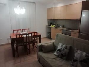 Salón comedor con sofá y cocina americana