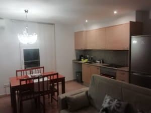 Cocina abierta con frigorífico y mesa de comedor