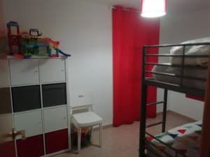 Dormitorio con litera y estantería