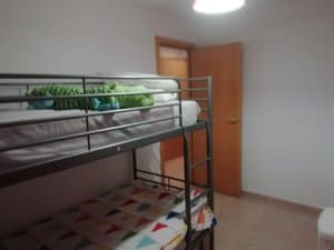 Dormitorio con litera metálica