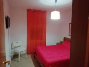 Dormitorio con cama de matrimonio y cortinas