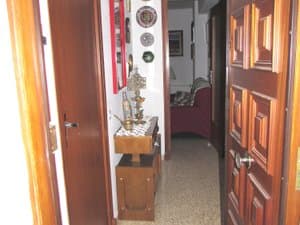 Recibidor con puertas de madera