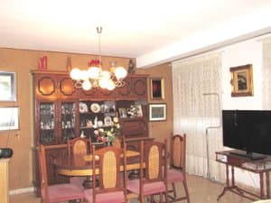 Salón comedor con vitrina y televisor
