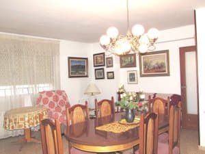 Comedor con lámpara de techo y ventanal
