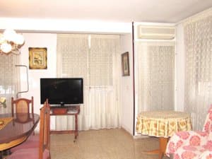 Salón con televisor y aire acondicionado