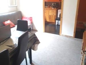 Comedor con sofá y puerta a la cocina