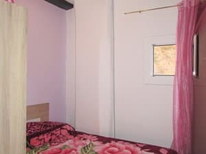 Dormitorio con cama y cortina