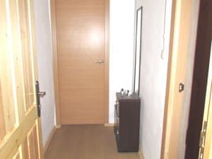 Pasillo con puertas de madera