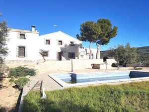 Masías blancas con piscina y pino