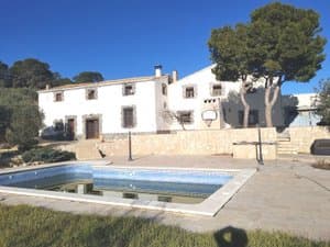 Piscina y fachada de las masías