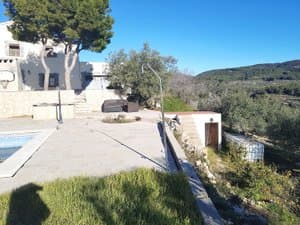 Terraza junto a la piscina con vistas a la sierra