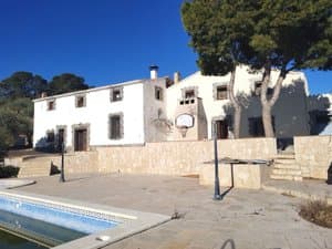 Fachada de las masías con escalera y piscina