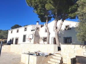 Fachada con escalinata de piedra