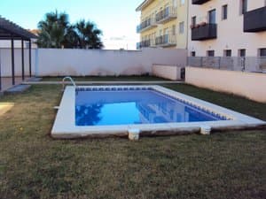 Piscina comunitaria con césped