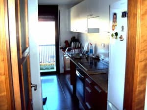Cocina alargada con salida al balcón