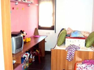 Dormitorio con escritorio y cama