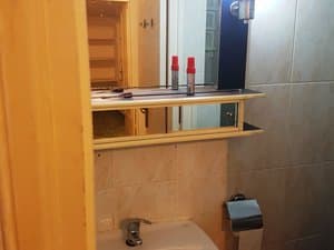 Baño con lavabo, espejo y estante