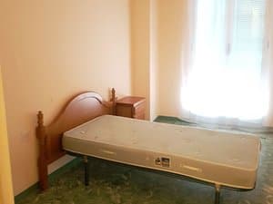 Dormitorio con cama y ventanal luminoso
