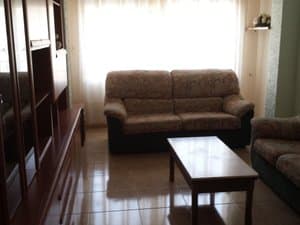 Salón con sofás, mesa baja y ventana
