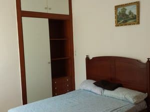 Dormitorio con cama y armario empotrado