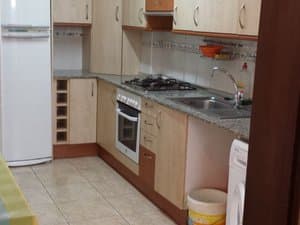 Cocina con placa de gas, horno y frigorífico