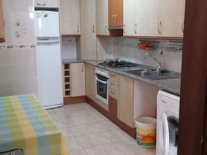 Cocina con fregadero doble y lavadora