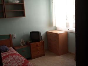 Dormitorio con cómoda y ventana