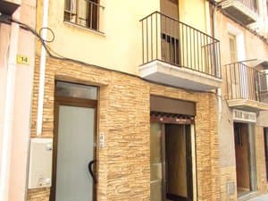 Fachada del edificio con balcón