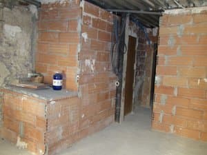 Interior en obra con tabiques de ladrillo