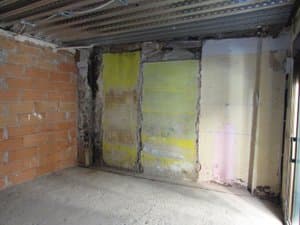 Estancia en obra con paredes sin revestir