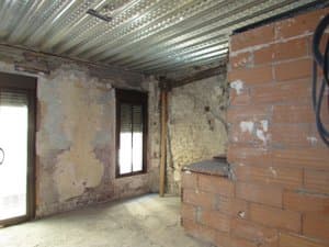 Estancia en obra con ventanas