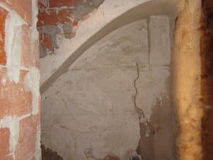 Pared con arco antiguo