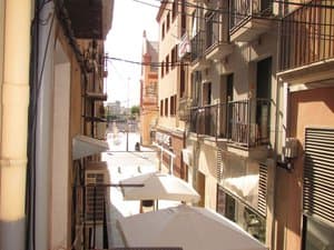 Vistas a la calle comercial desde el balcón
