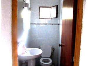 Aseo con lavabo e inodoro