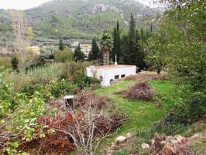Finca con la casa y la montaña al fondo