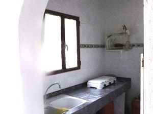 Cocina con fregadero y ventana