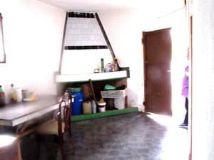 Comedor con chimenea y mesa