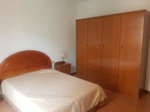 Dormitorio con cama de matrimonio y armario grande