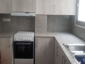 Cocina con horno, campana y fregadero doble