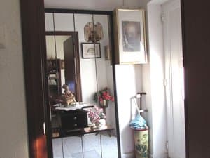 Recibidor con mueble y cuadros