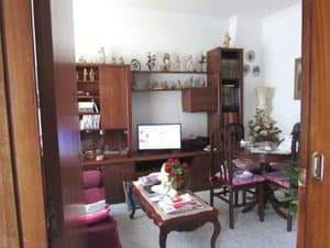 Comedor con mueble, mesa y sillas