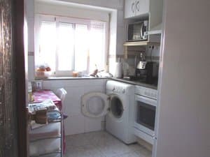 Cocina con horno, microondas y lavadora
