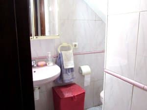 Baño con lavabo y espejo
