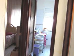Pasillo con acceso al dormitorio y a la cocina