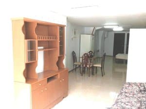 Mueble aparador y zona de comedor al fondo