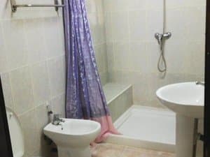 Baño con plato de ducha, lavabo y bidé