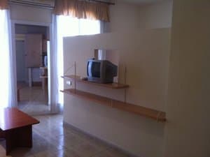 Salón con televisor y ventana
