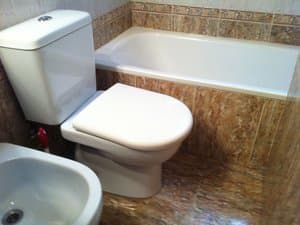 Baño con bañera, inodoro y bidé