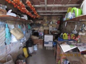 Almacén con estanterías y herramientas