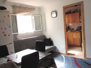 Comedor con sofá, mesa y ventana